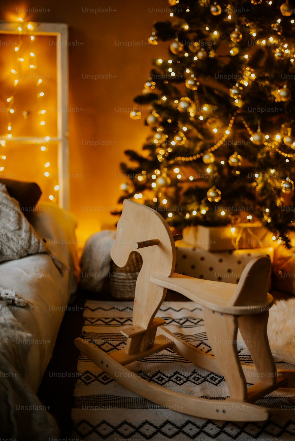 Un albero di Natale con regali sotto