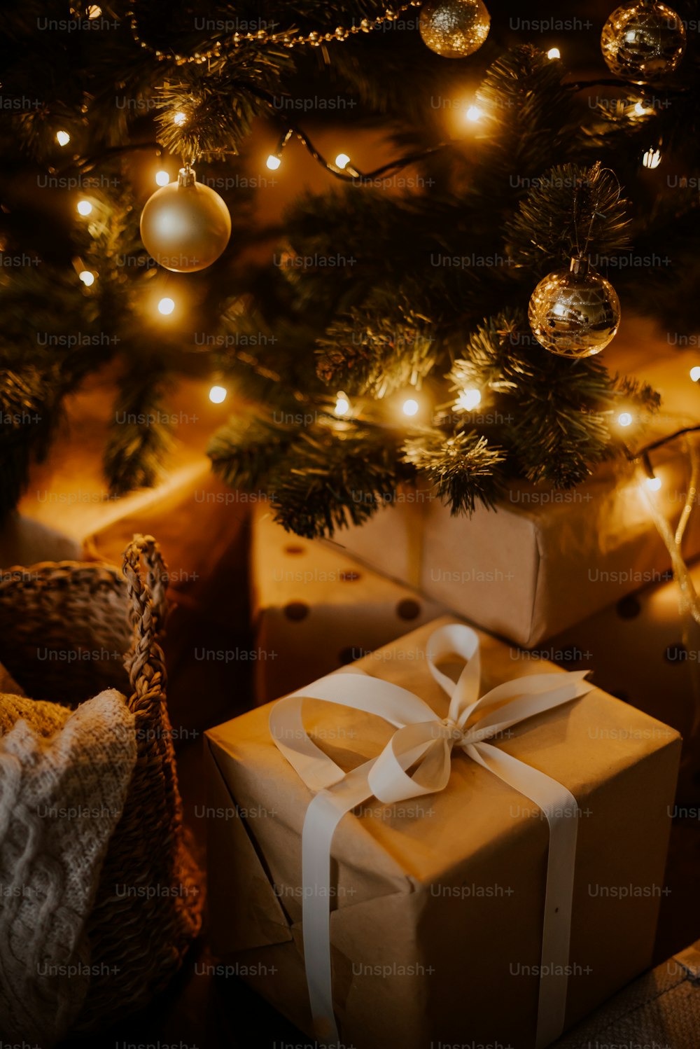 uma caixa branca sob uma árvore de Natal