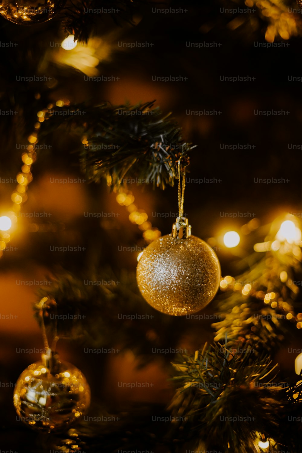 Un albero di Natale d'oro e d'argento
