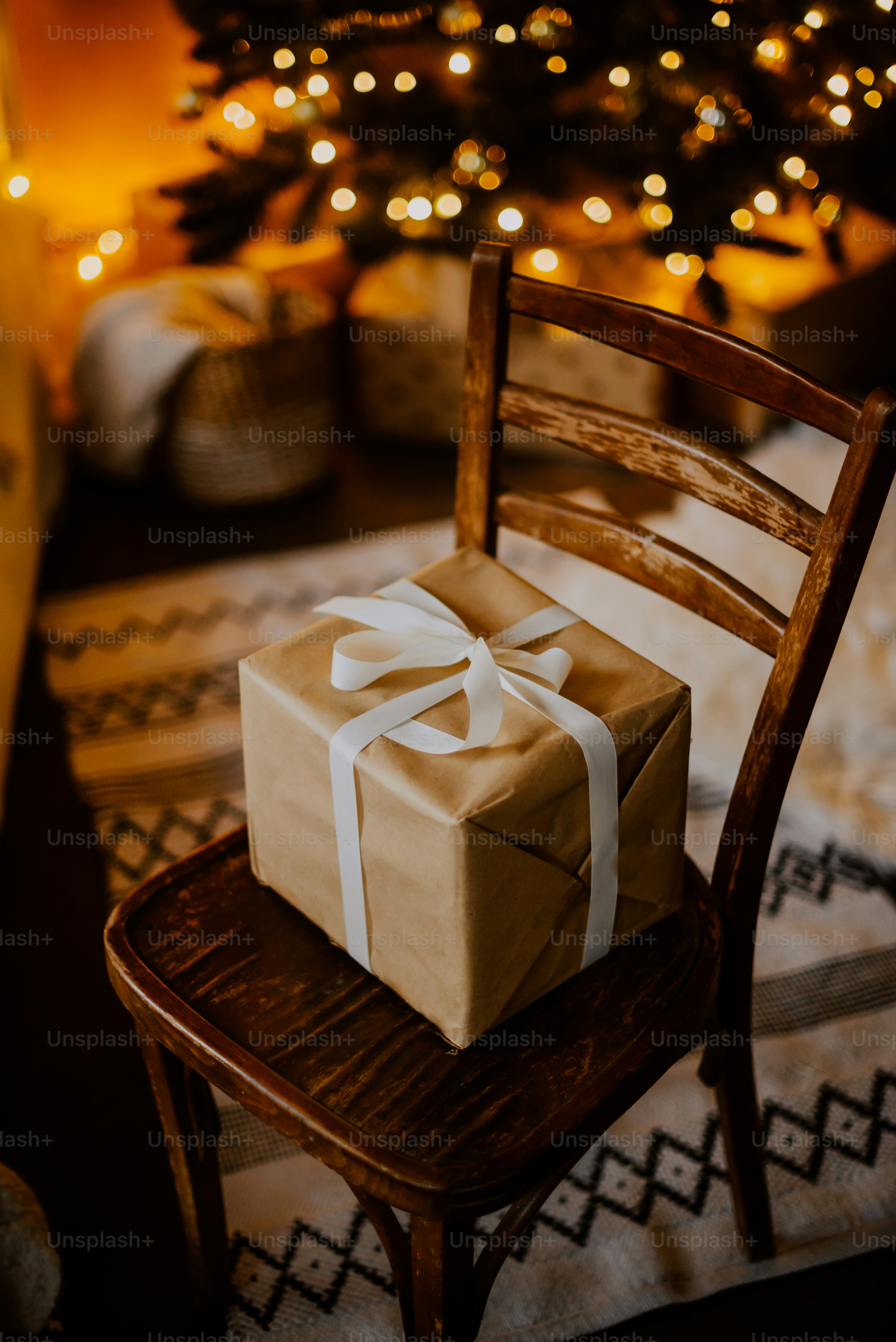 une chaise avec une boîte dessus