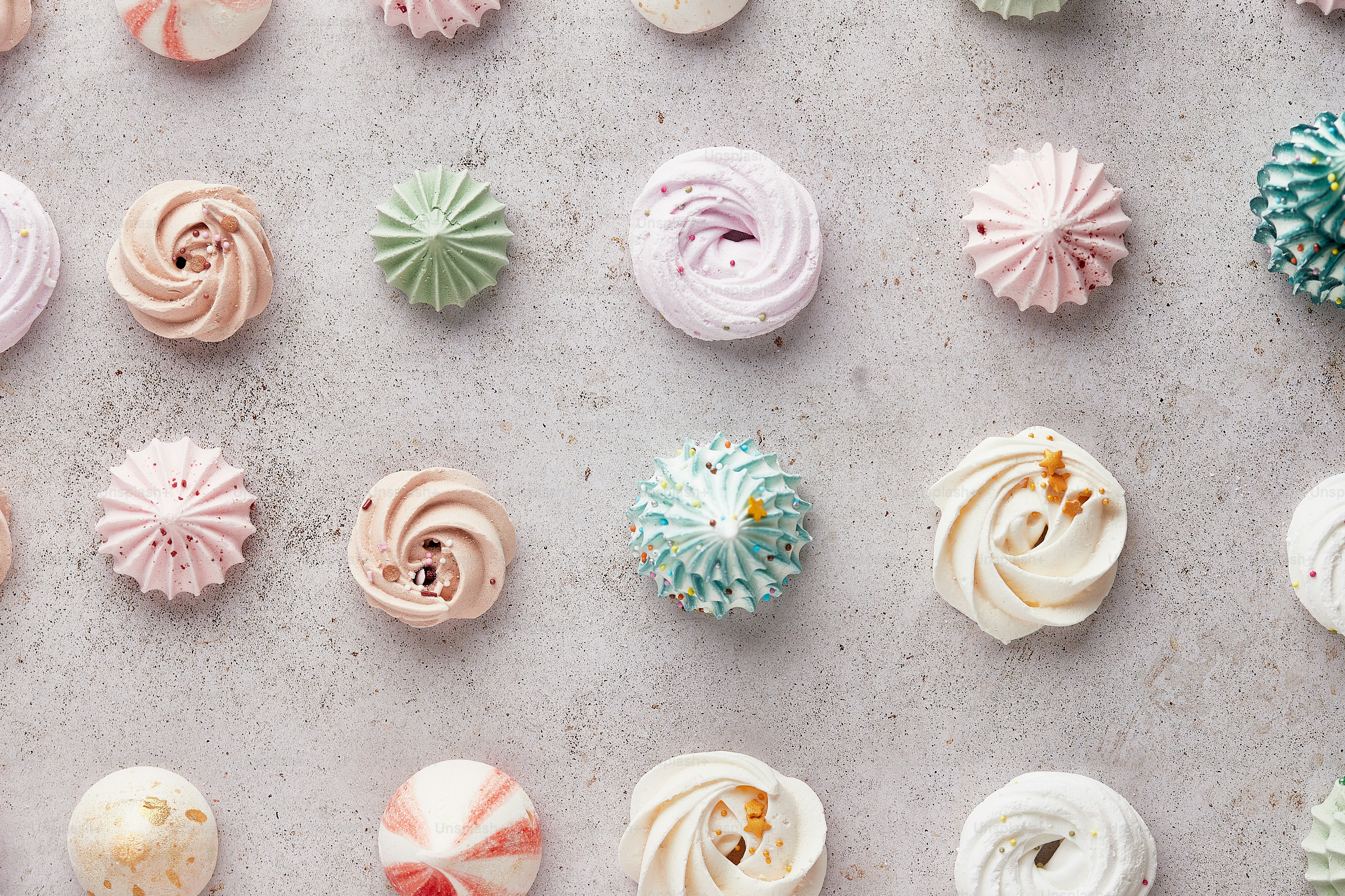 eine Gruppe Cupcakes mit Zuckerguss und Streuseln