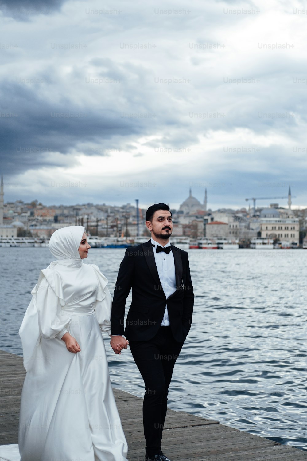 Un uomo e una donna in abito da sposa