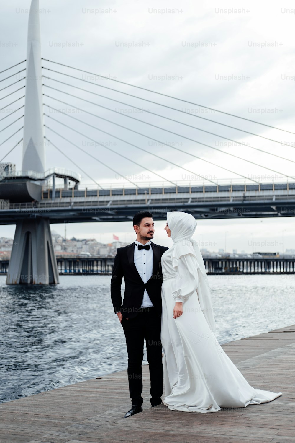 um homem e uma mulher no traje do casamento
