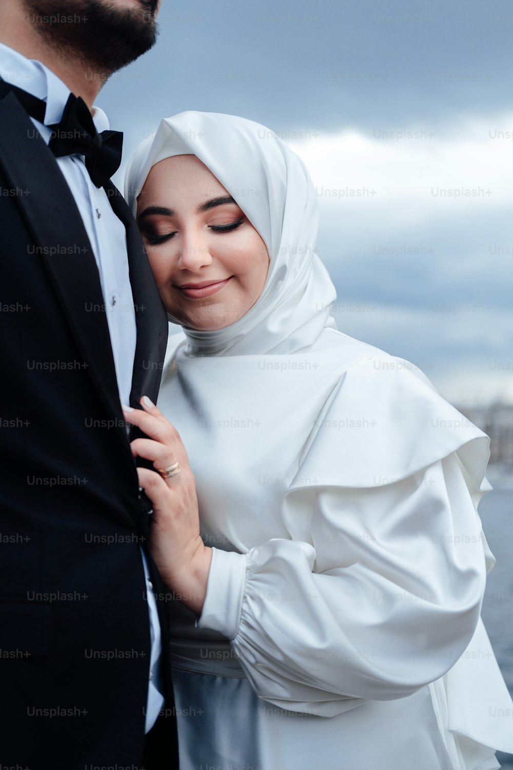 um homem e uma mulher no traje do casamento