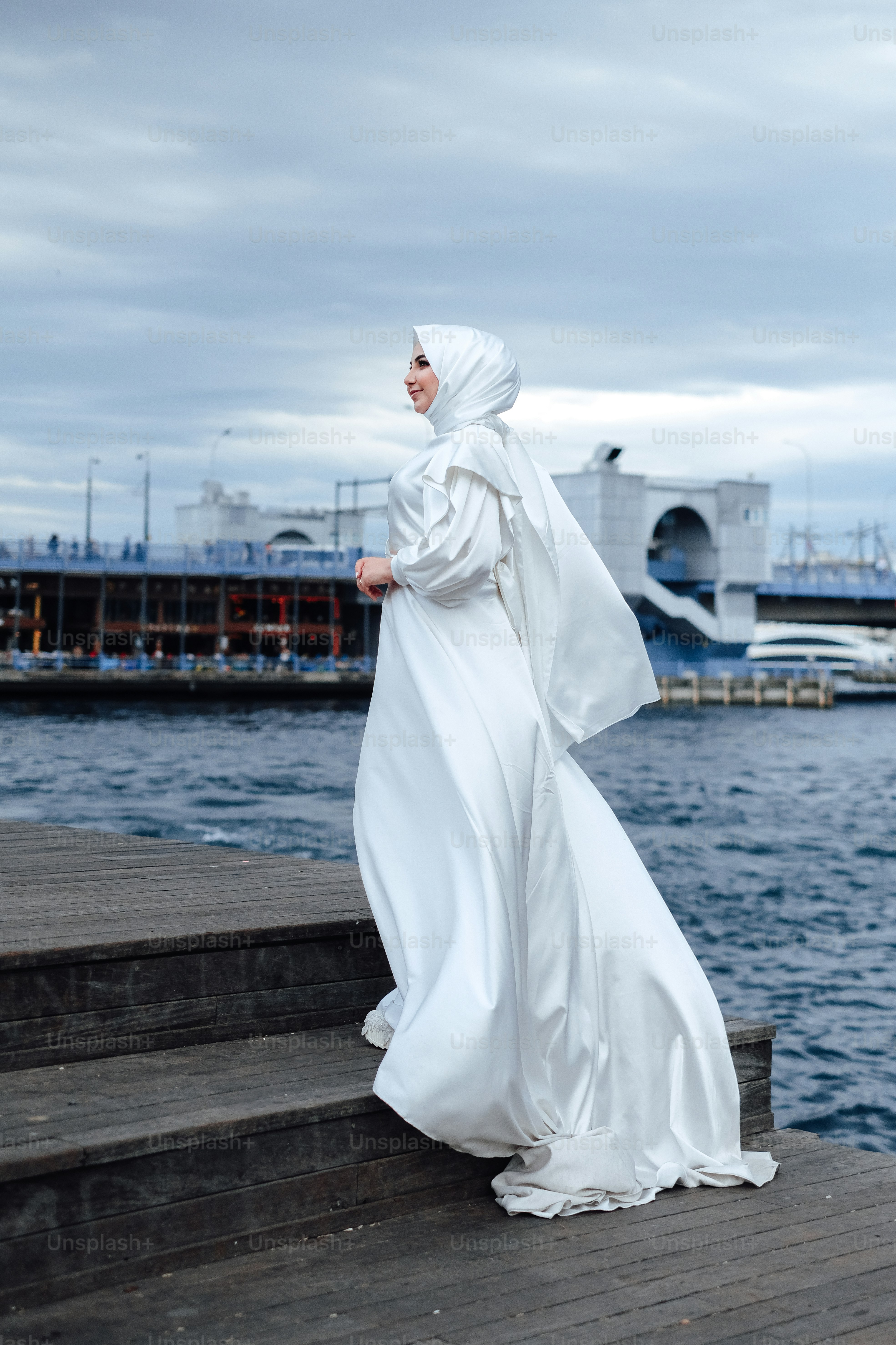 Ein Mann im weißen Kleid