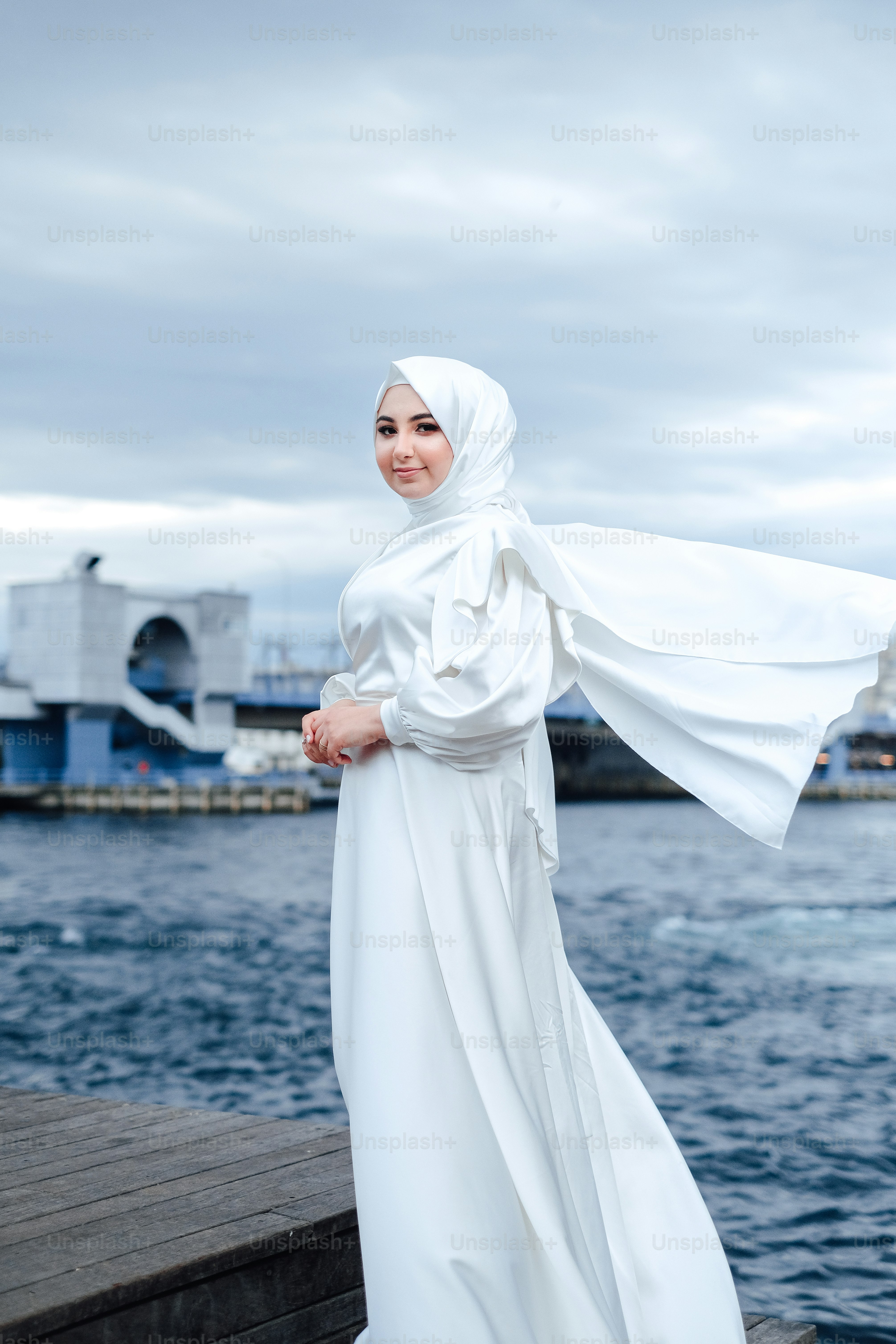 una persona con un vestido blanco