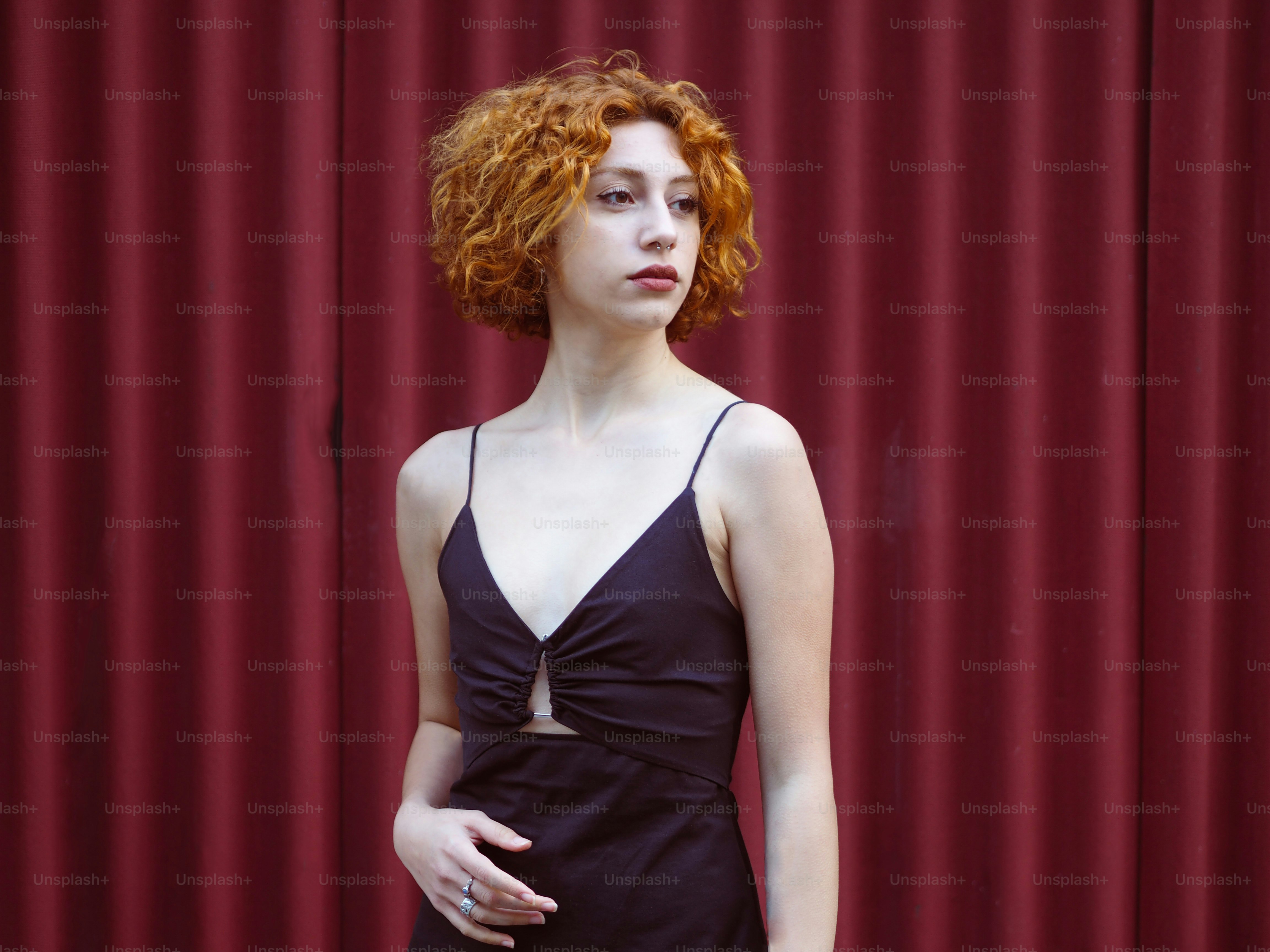 Una donna in un vestito nero