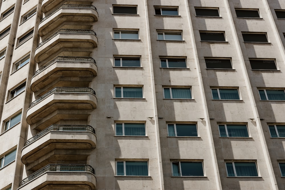 Un edificio alto con balcones