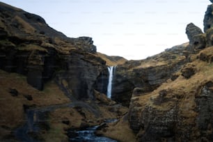Una cascada en un cañón
