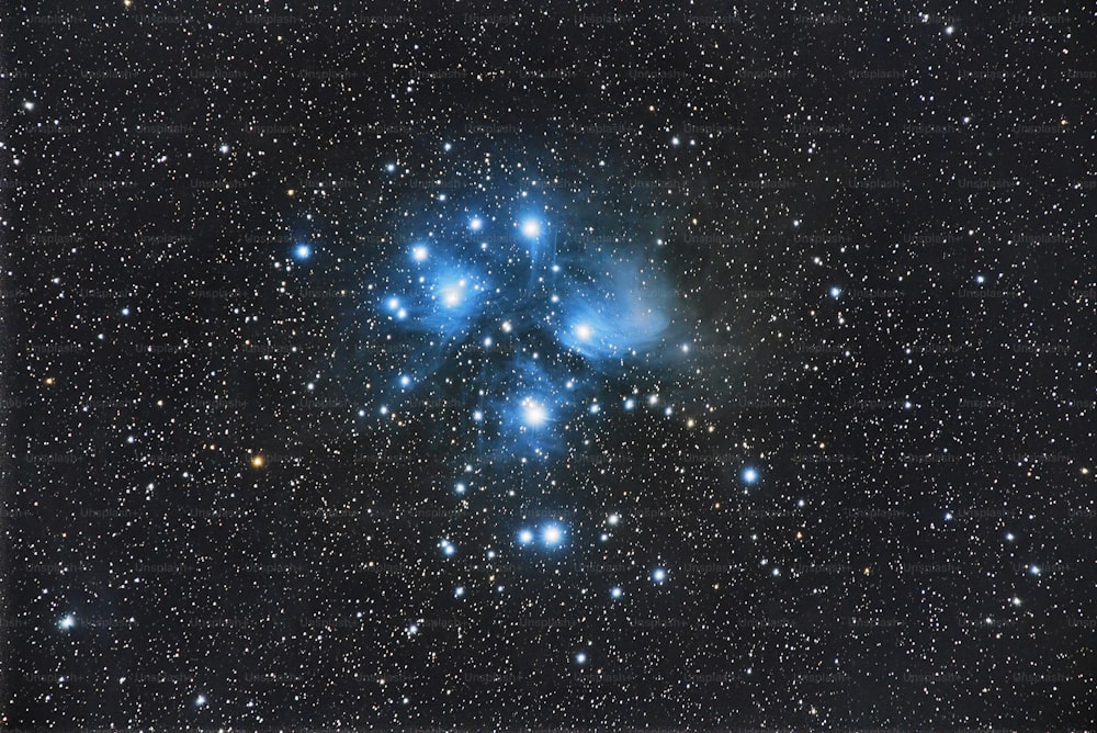 Un cielo nocturno estrellado con un grupo de estrellas