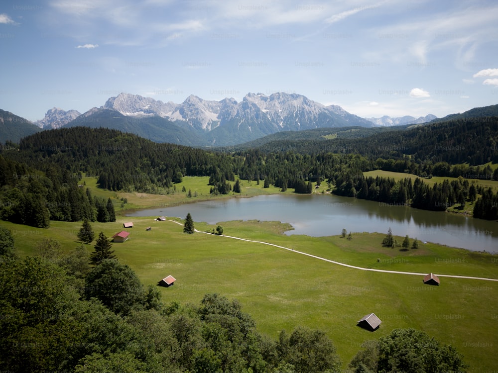 Ein See, umgeben von Bäumen und Bergen