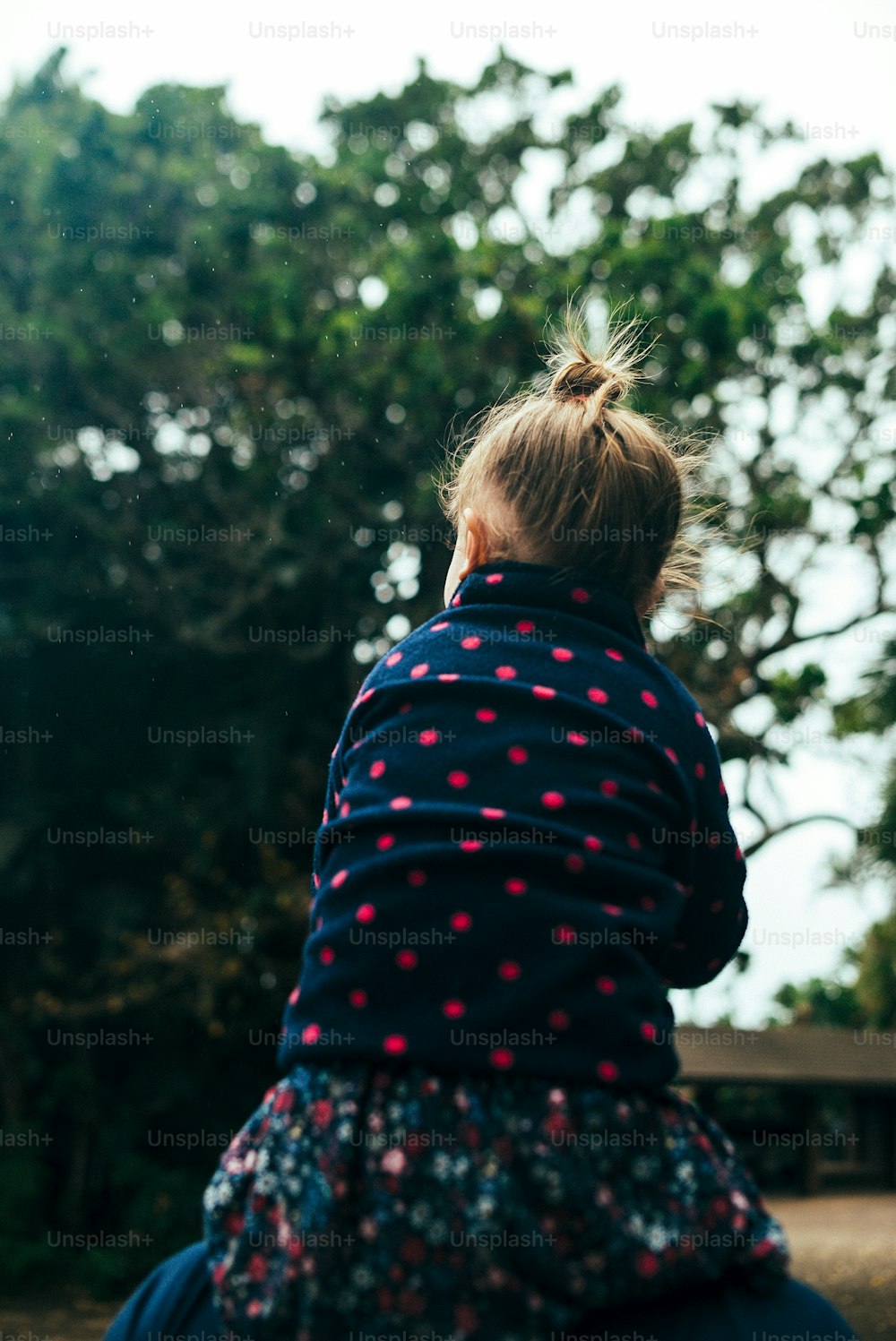 Une petite fille avec des oreilles de lapin sur une balançoire photo – Fille  Photo sur Unsplash