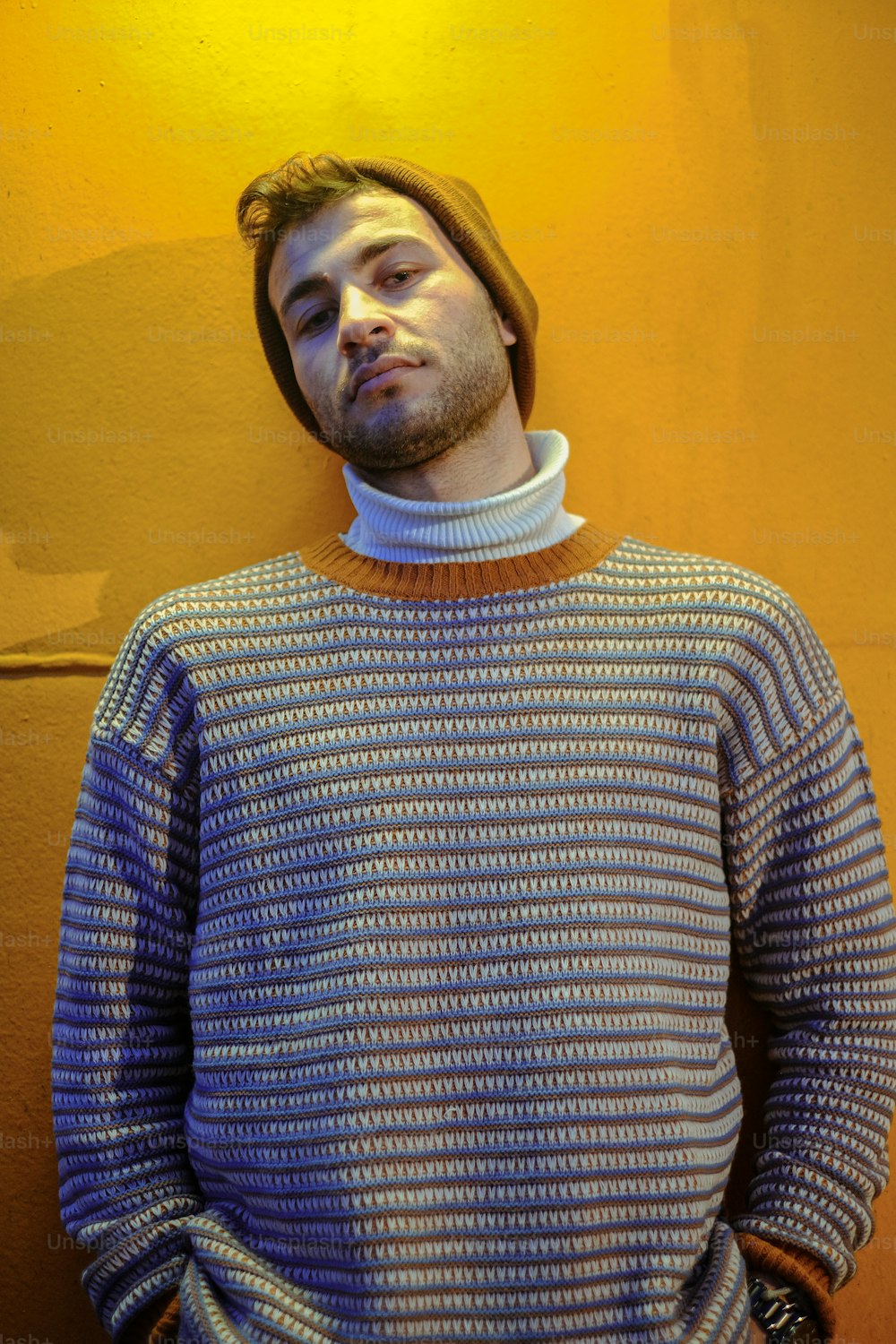 セーターを着た男性