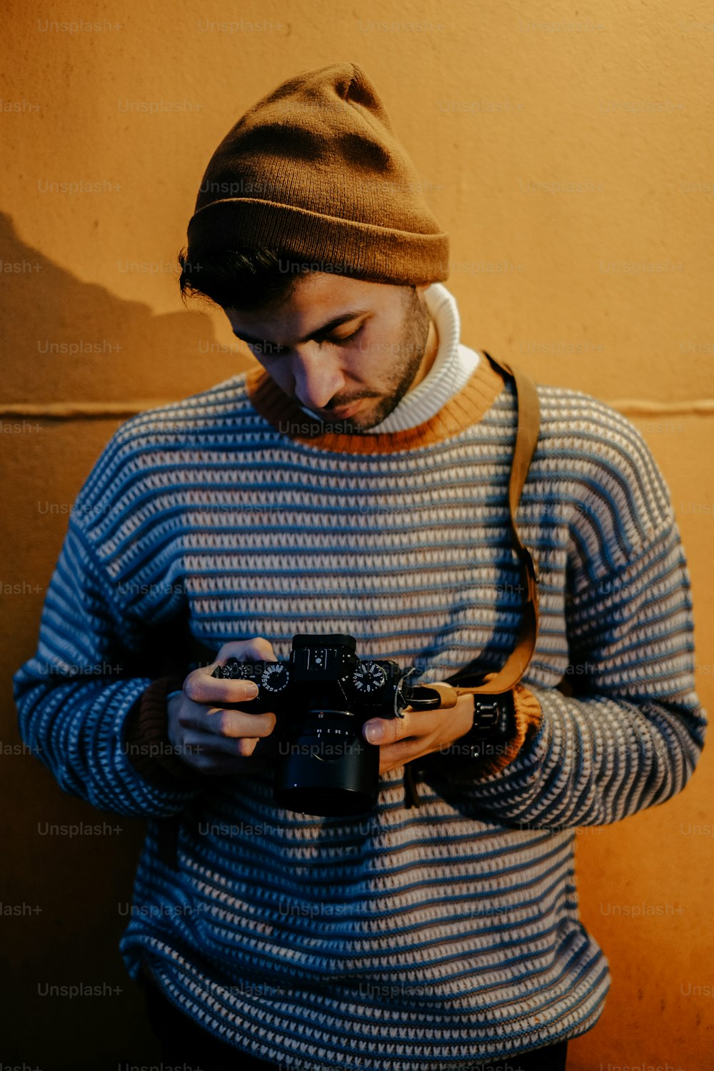 Un homme tenant un appareil photo