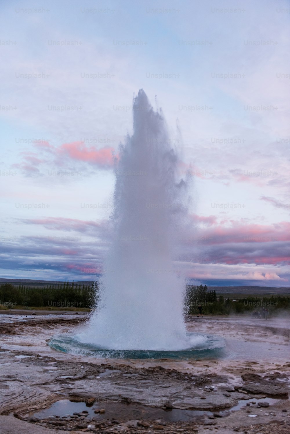 un geyser crachant de l’eau dans l’air