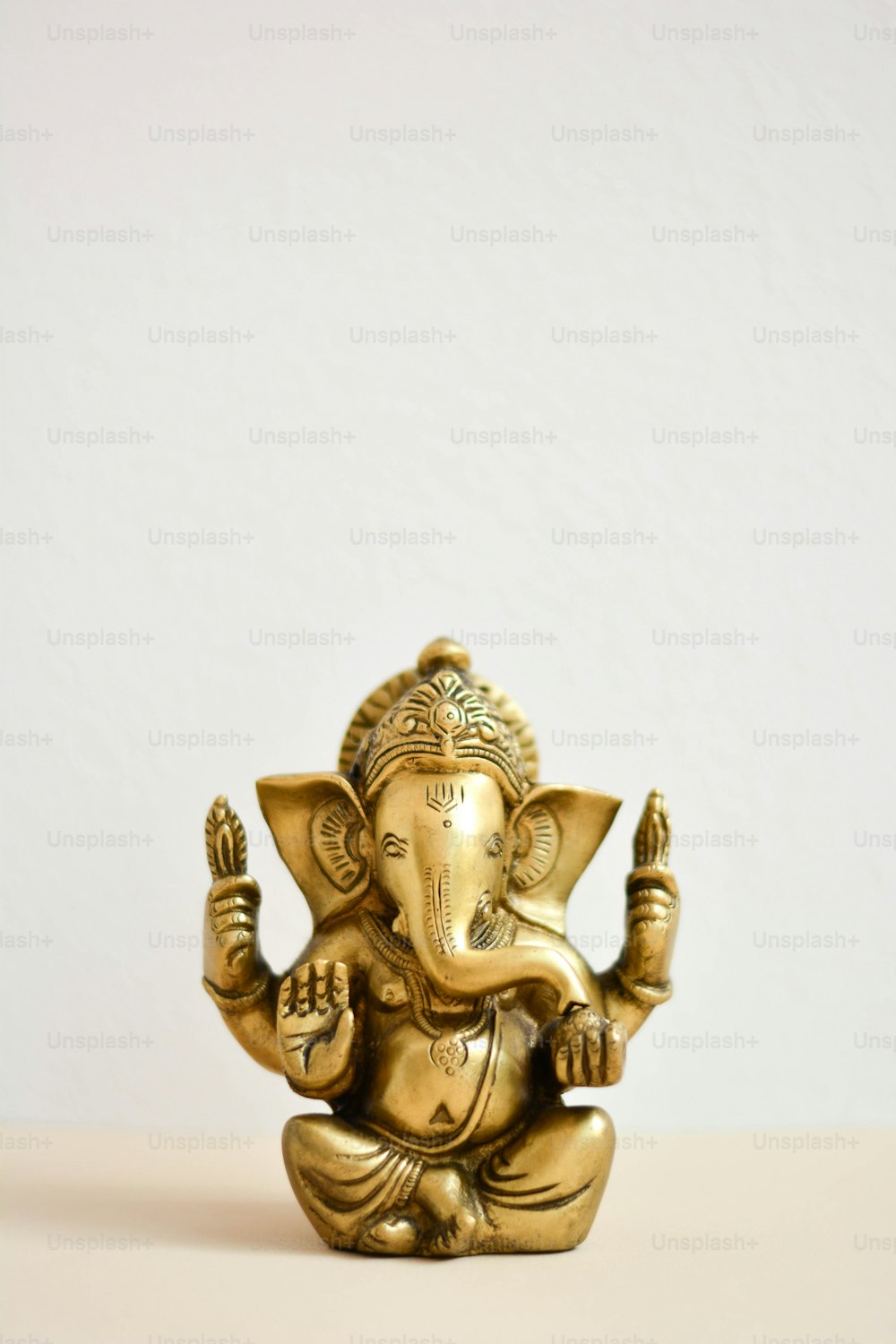 A small gold statue photo – Hindu Image on Unsplash