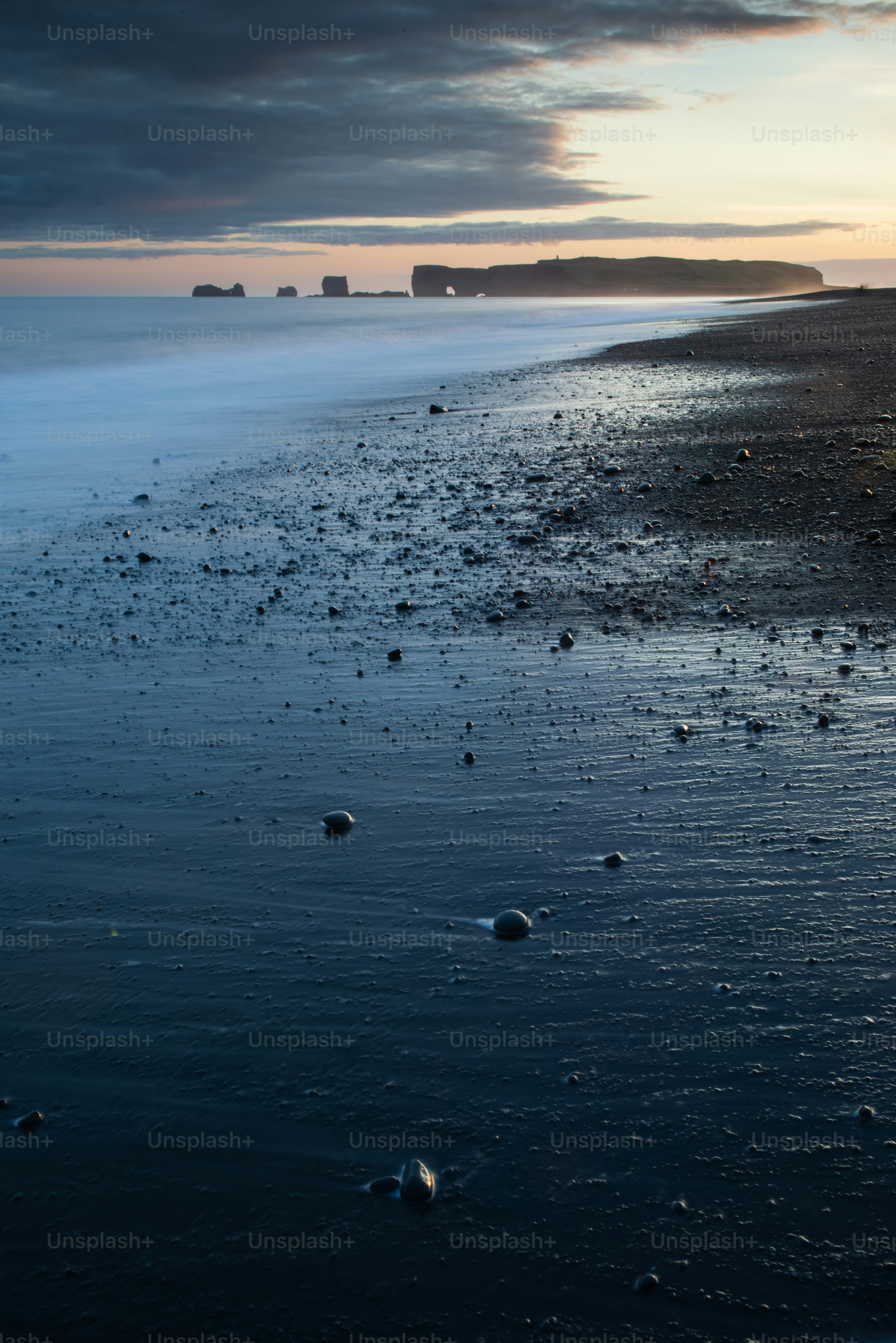 Una playa con rocas y agua