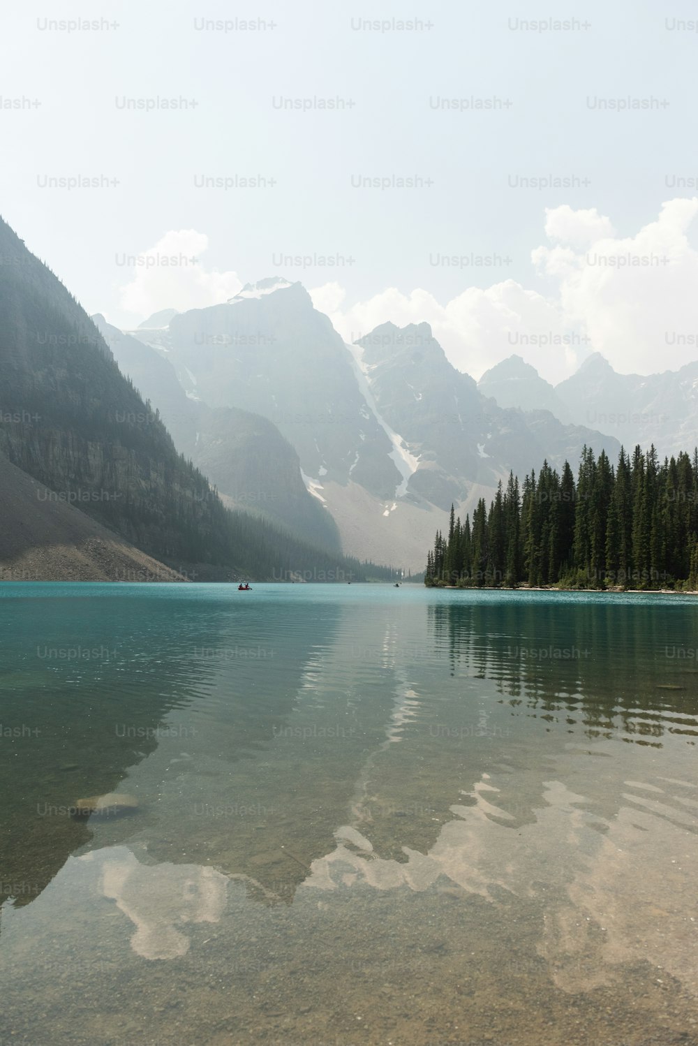 um lago com montanhas no fundo
