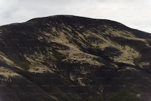 Ein Berg mit einem Tal darunter