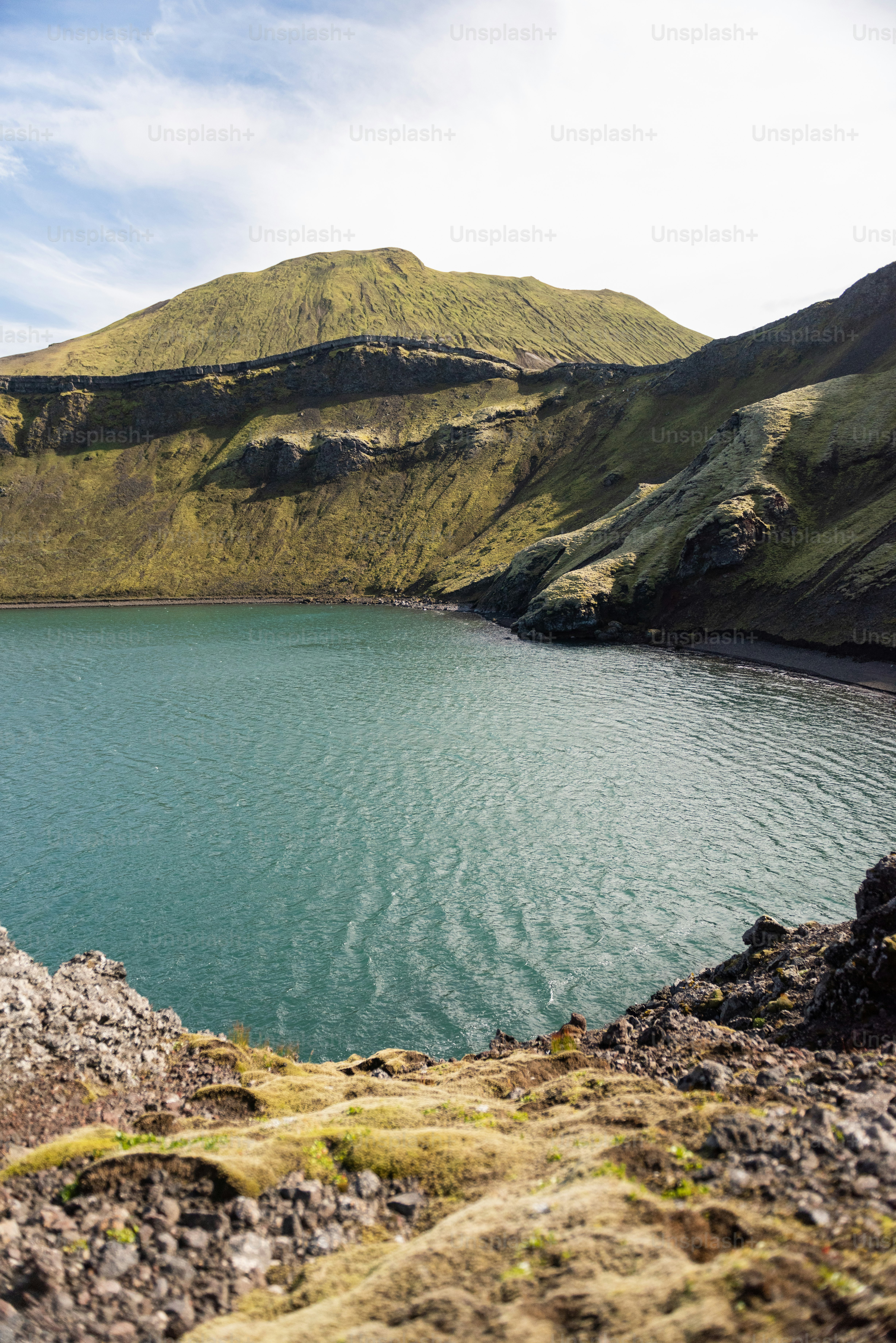Un cuerpo de agua con montañas al fondo