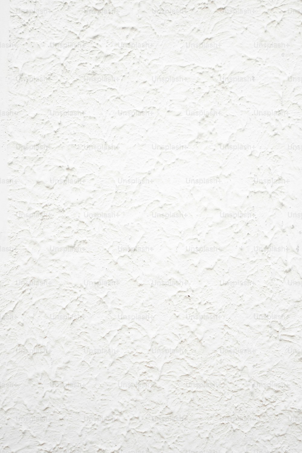 균열이있는 흰색 표면