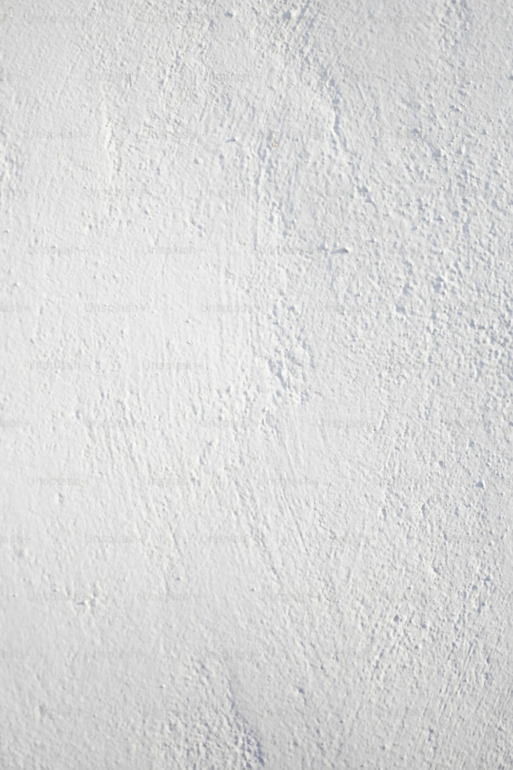 una superficie bianca con crepe