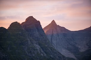 Eine Bergkette mit Sonnenuntergang