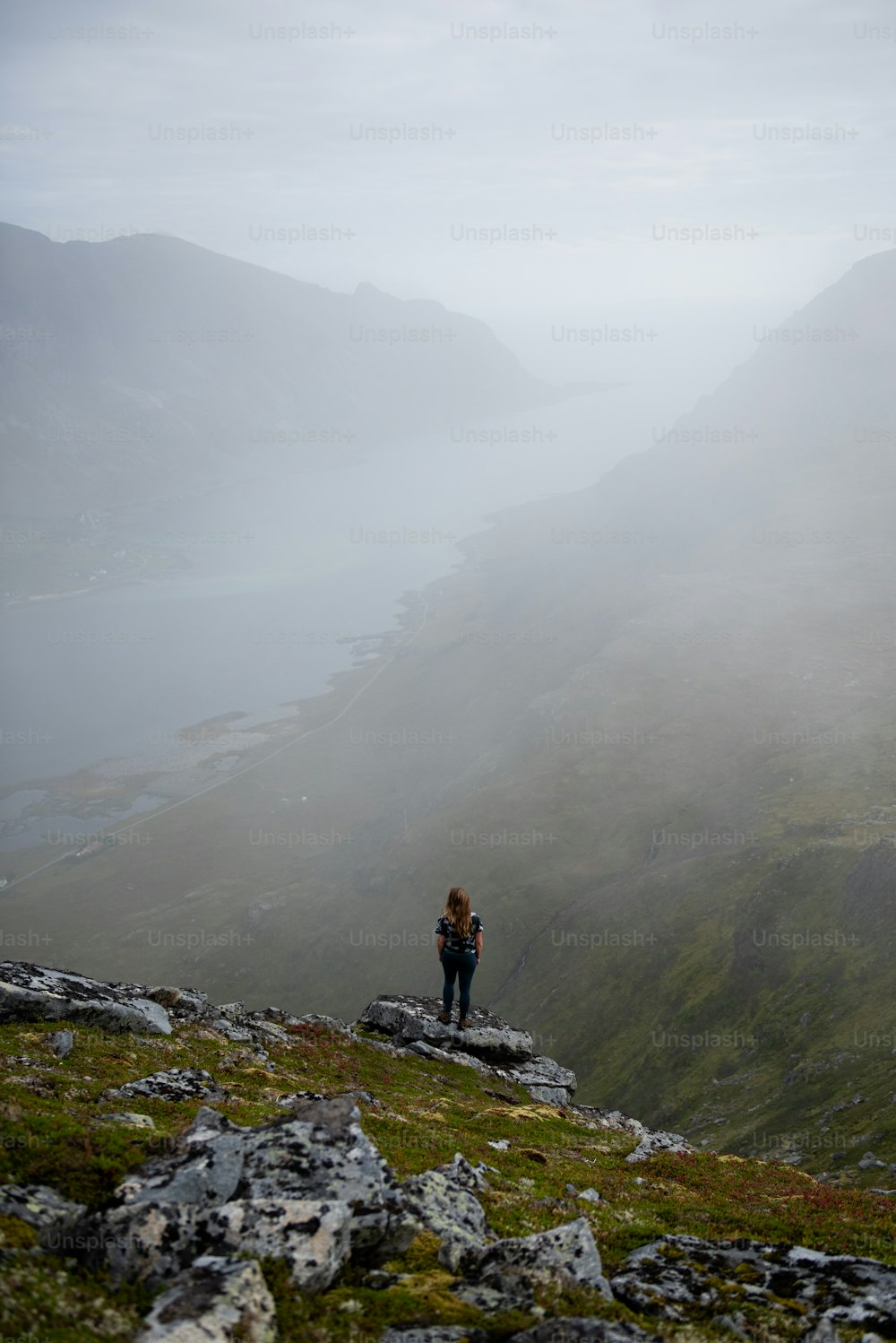 Un uomo in piedi su una collina rocciosa