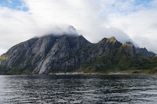 ein Gewässer mit einem Berg im Hintergrund