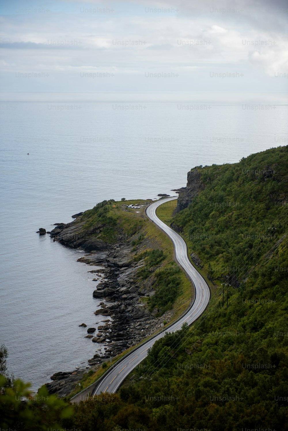 una strada accanto a uno specchio d'acqua