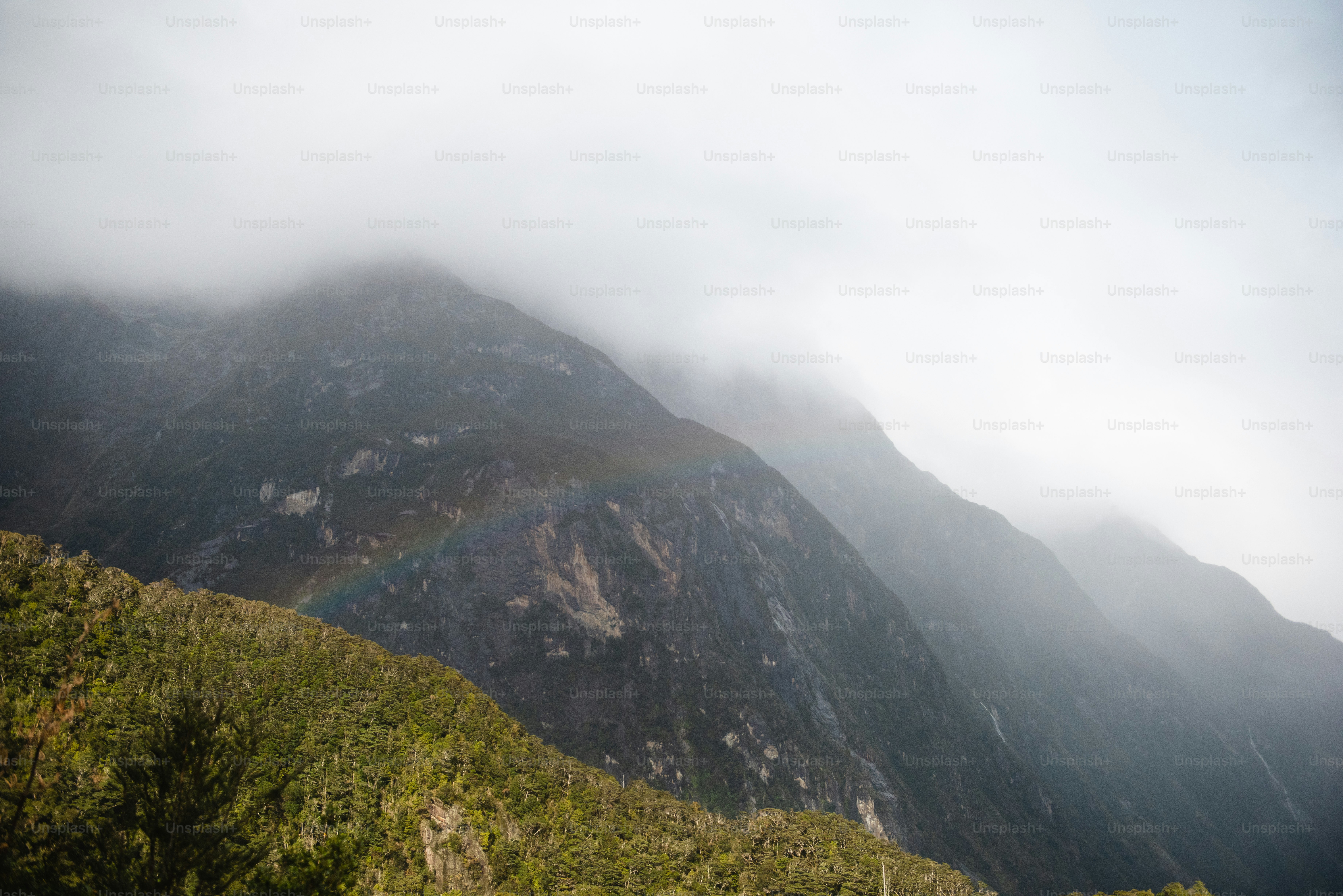 gunung dengan kabut