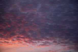 um céu rosa e roxo