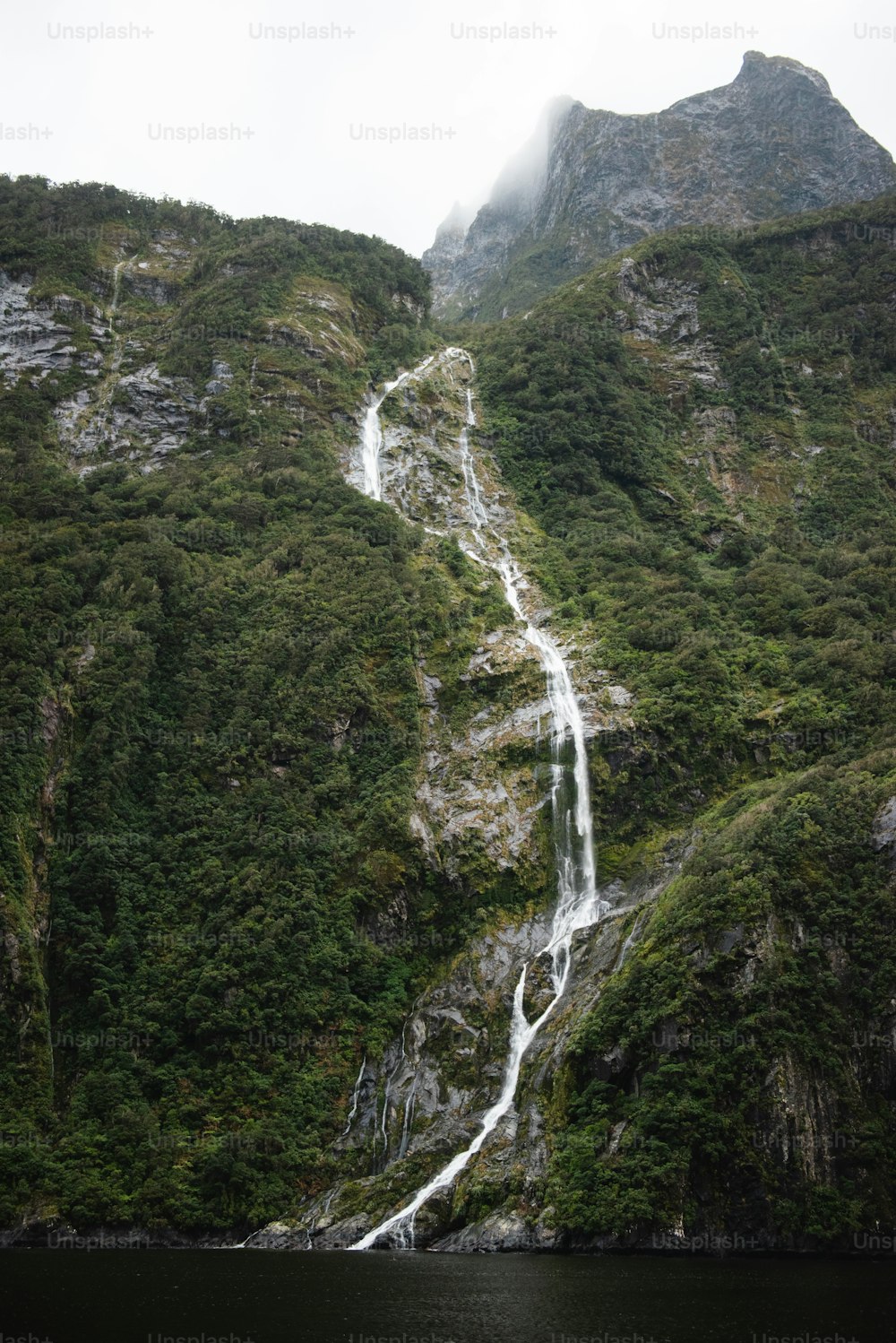 Una cascata in una montagna