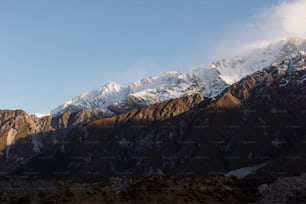 a snowy mountain range