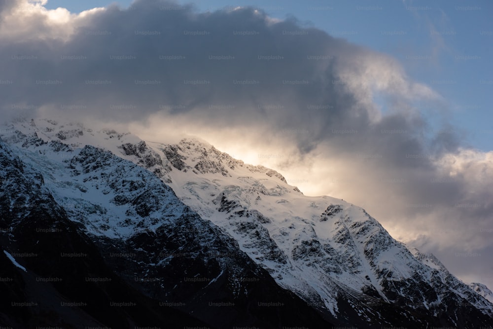 Una montagna innevata con le nuvole