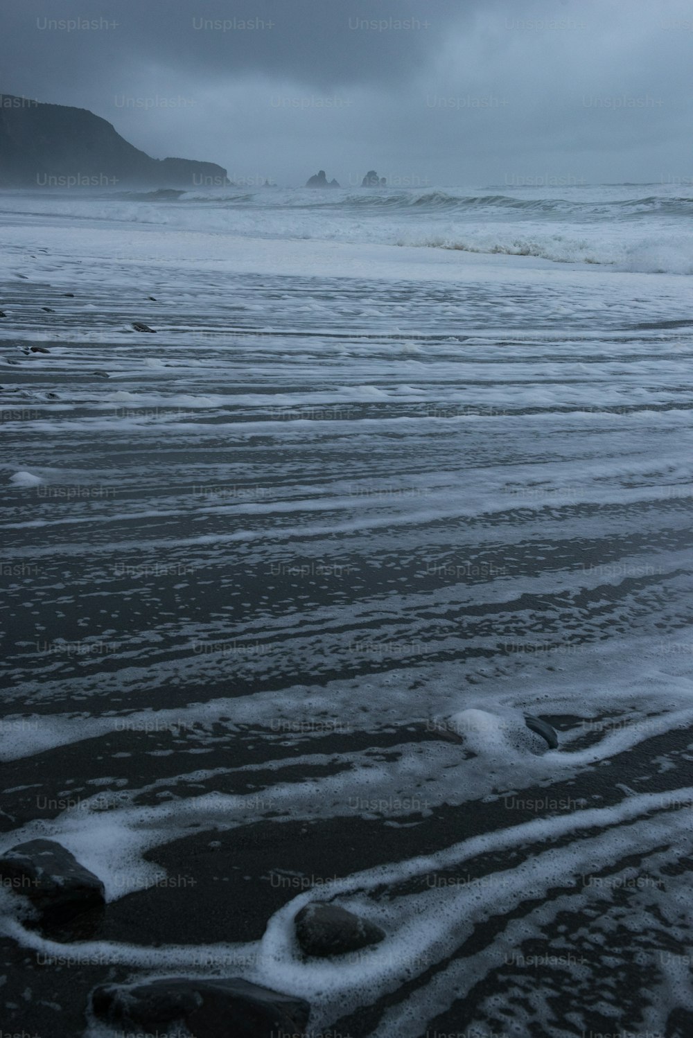 Ein Strand mit Wellen