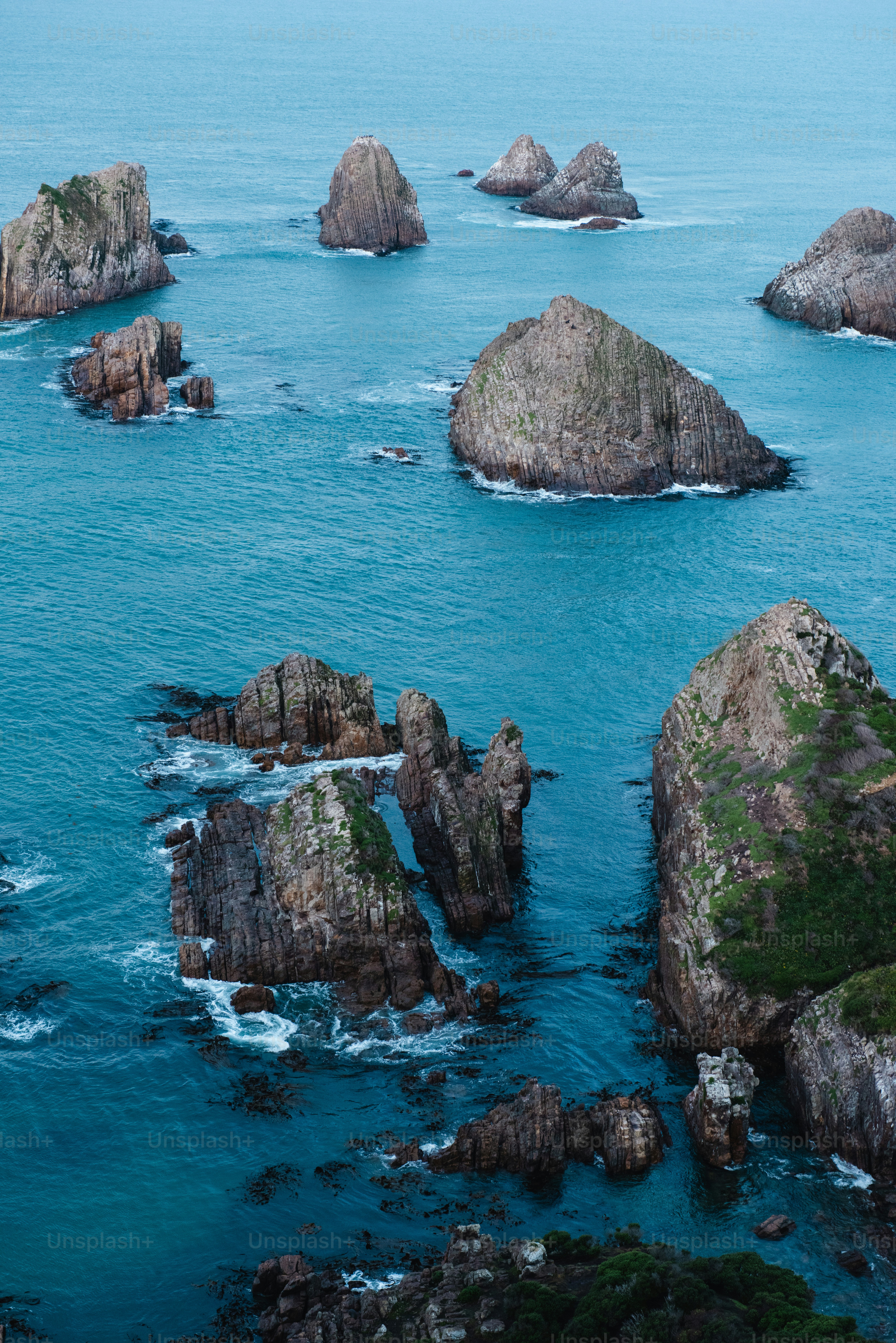 Un groupe de roches dans l’eau