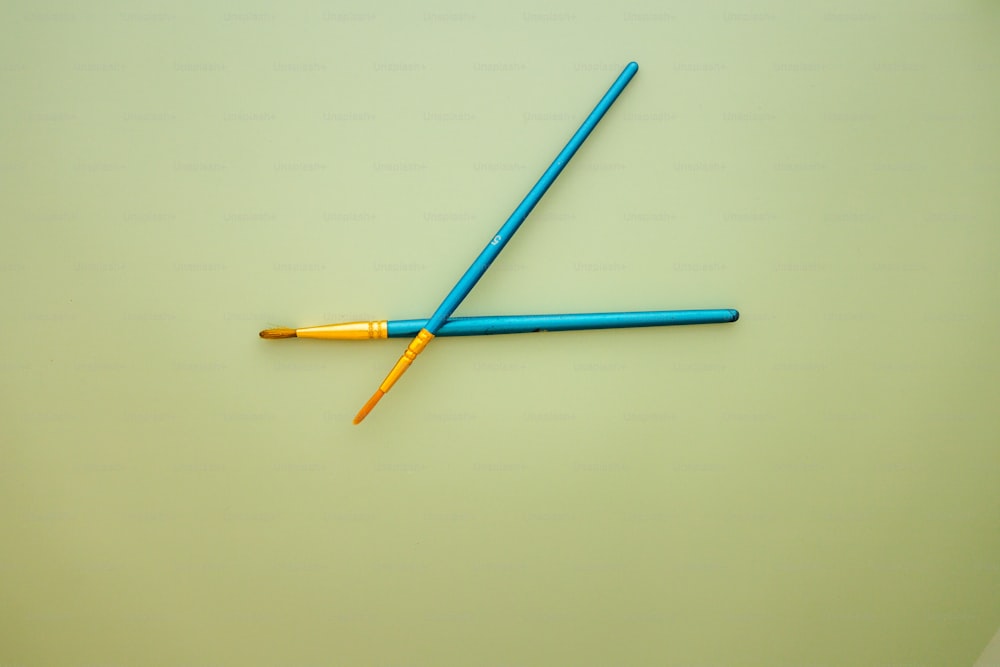 un crayon bleu avec une longue pointe