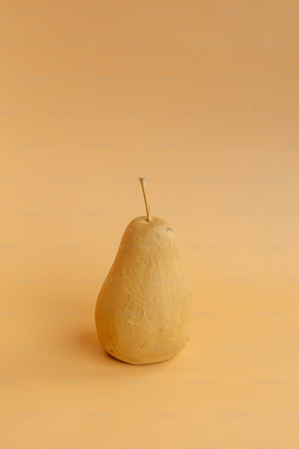 una pera su sfondo bianco