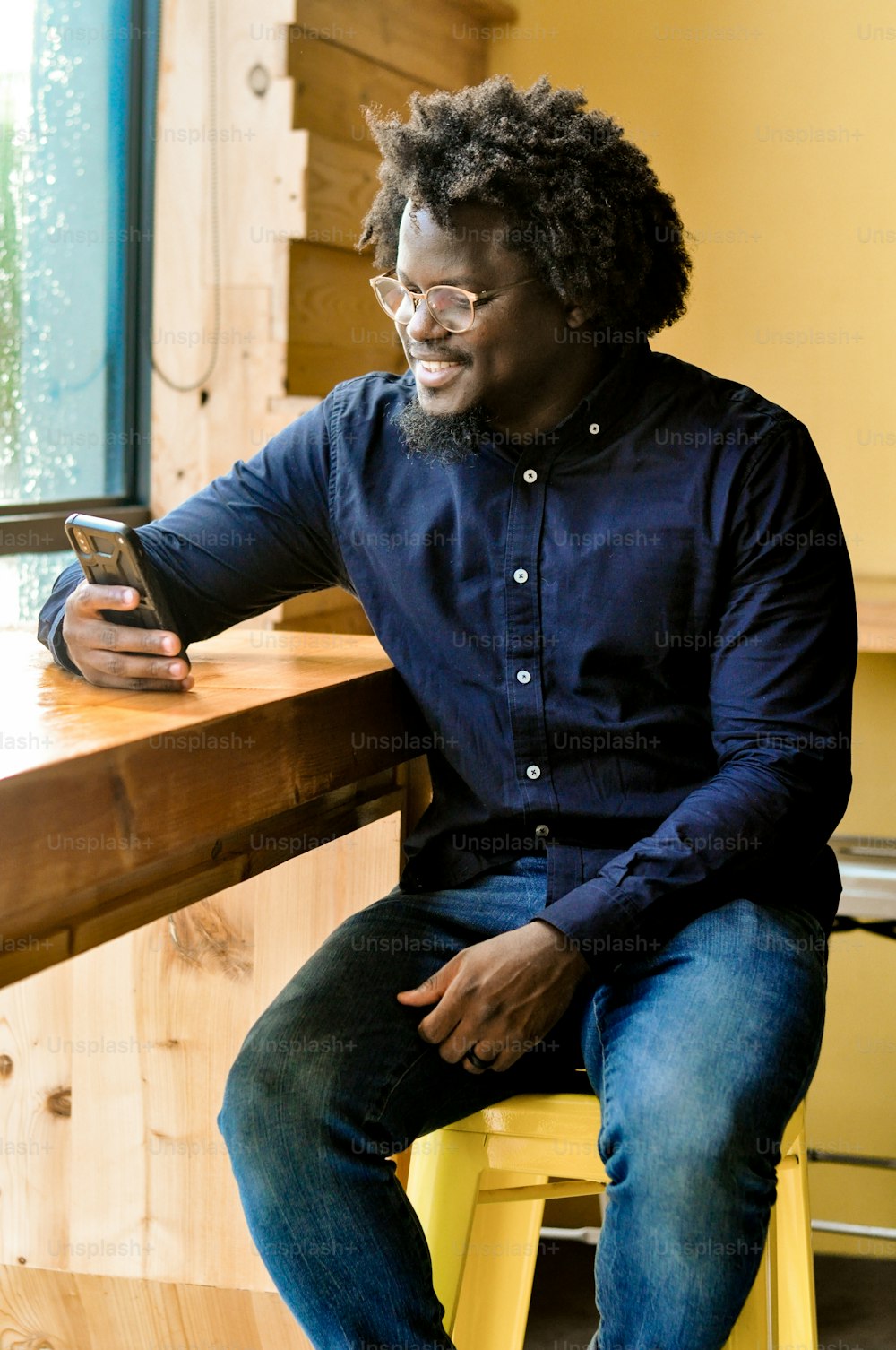 une personne assise à une table