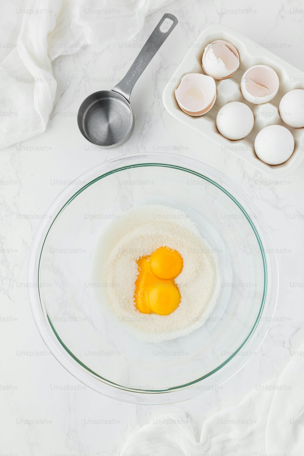 um prato com ovos e uma colher