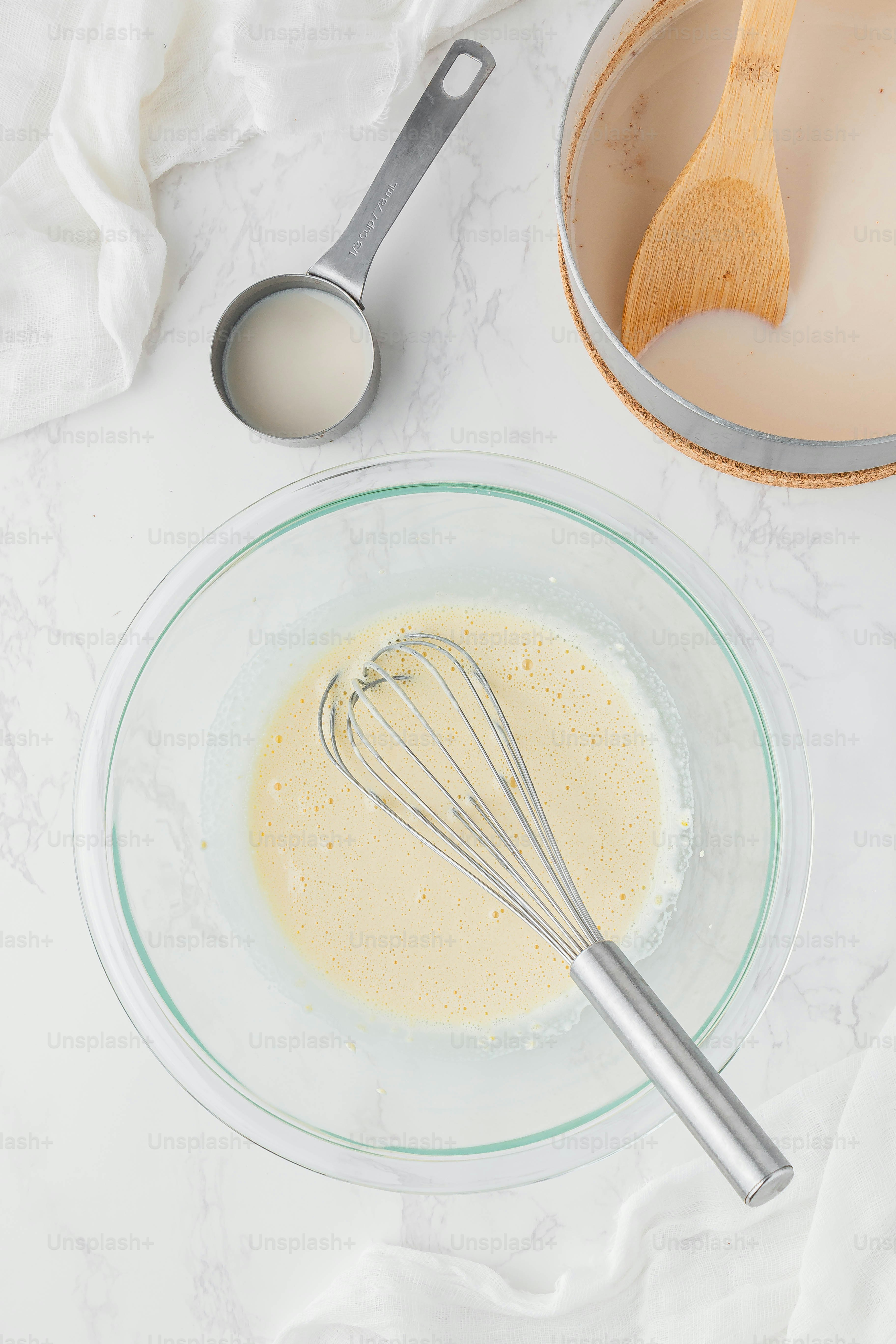 ein Teller mit einem Löffel und einer Schüssel mit Essen