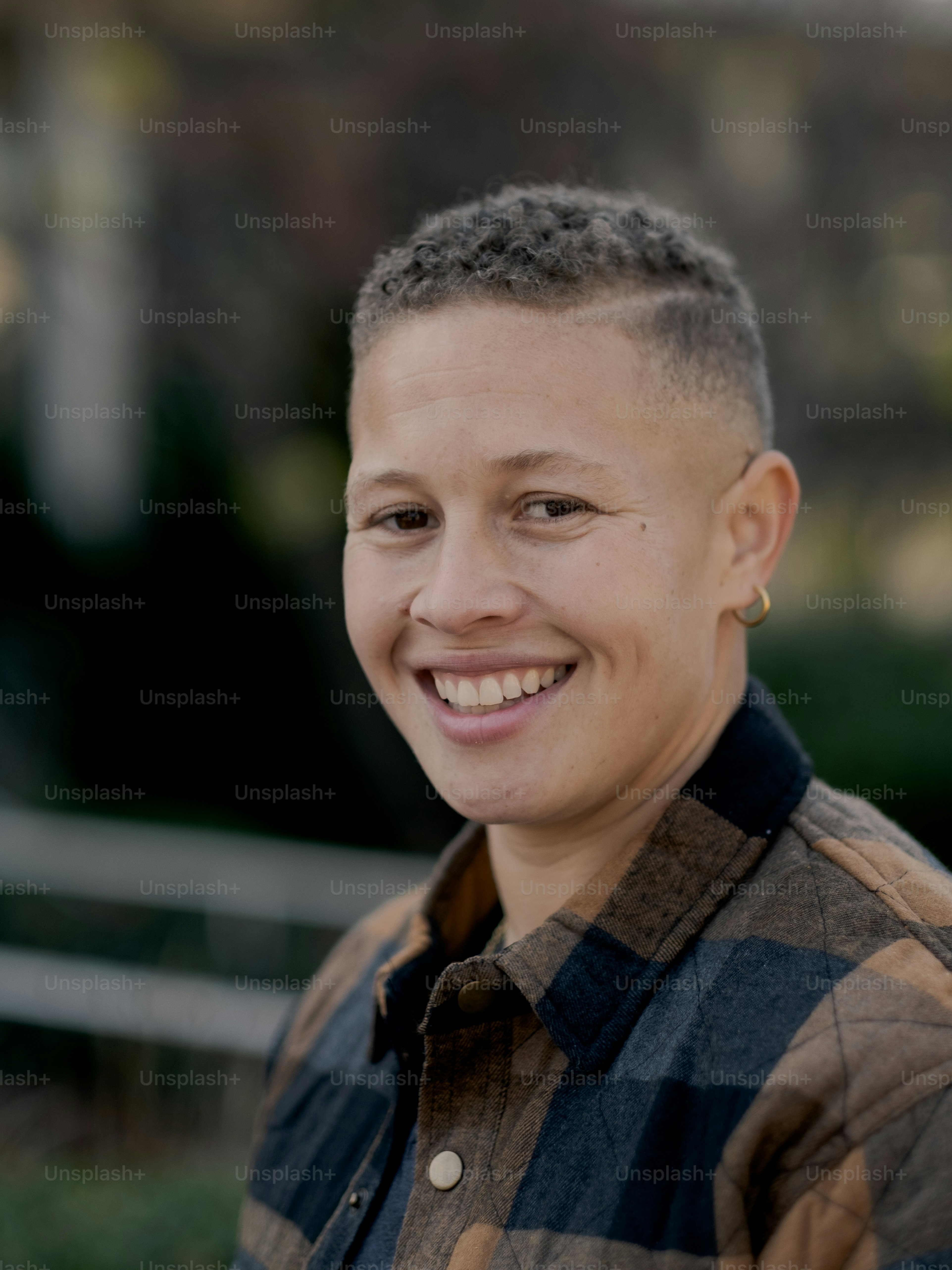 Una persona che sorride per la fotocamera