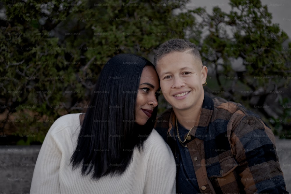 Un hombre y una mujer posando para una foto