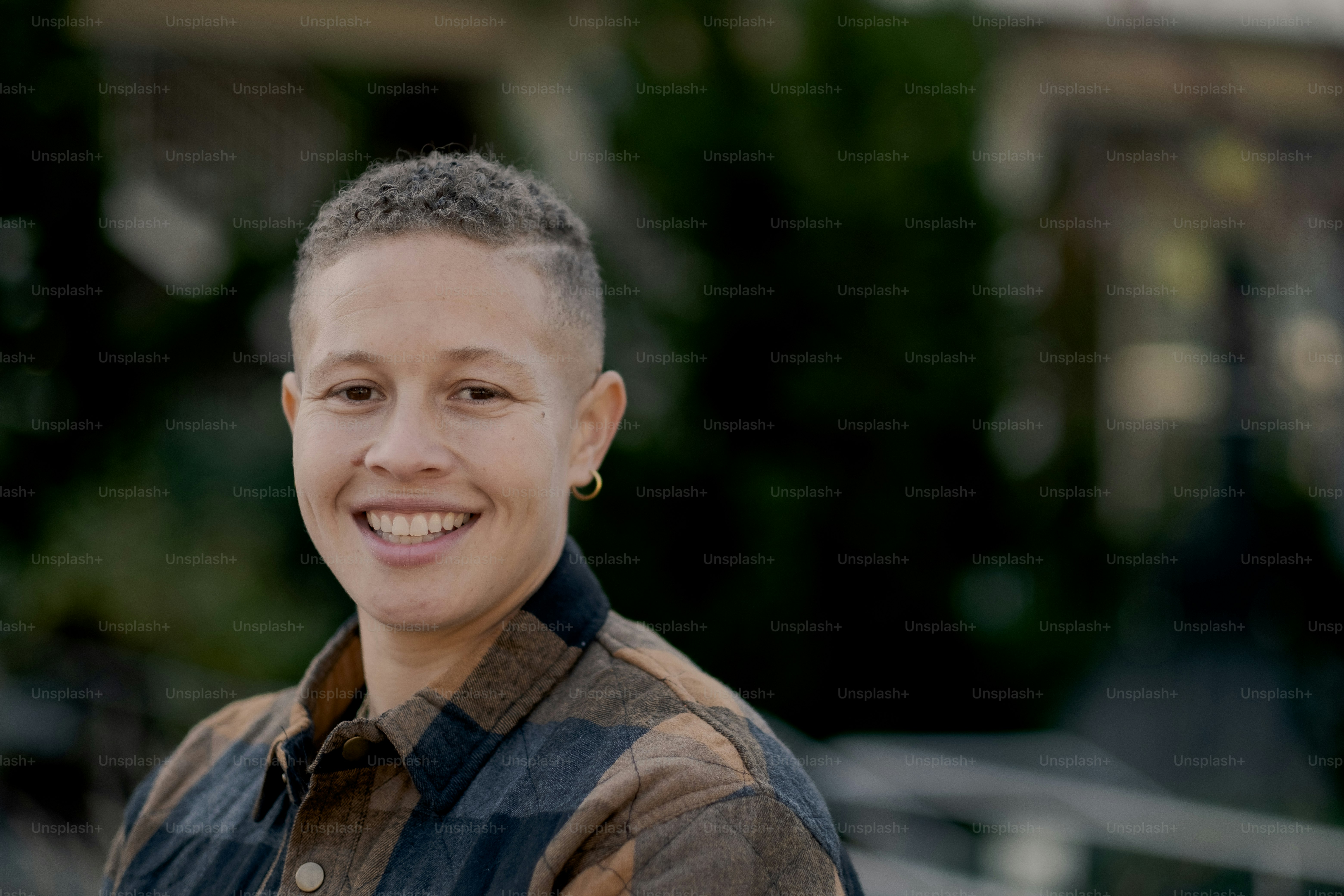 A person smiling at the camera photo – Portrait Image on Unsplash