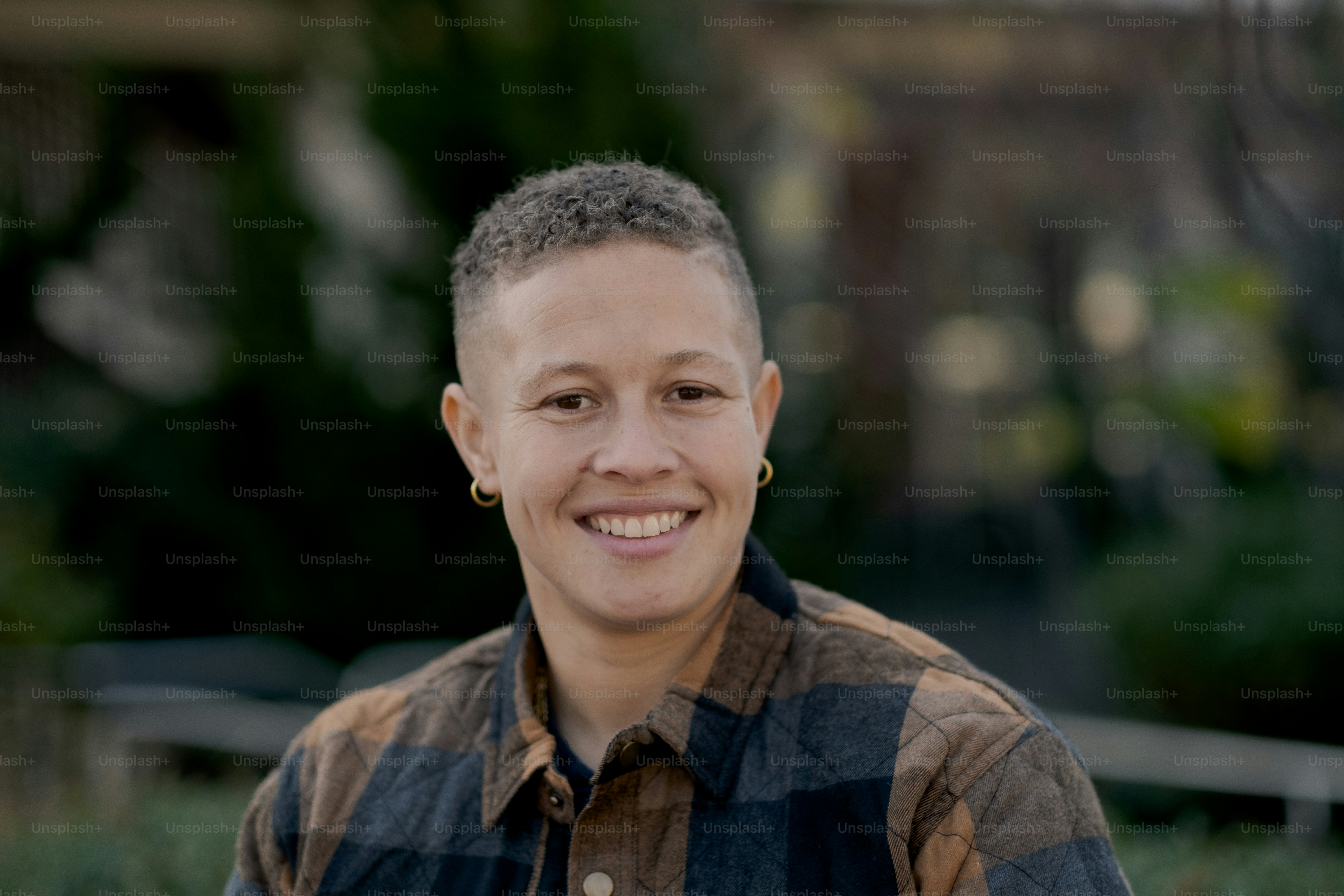 Ein Mann lächelt in die Kamera