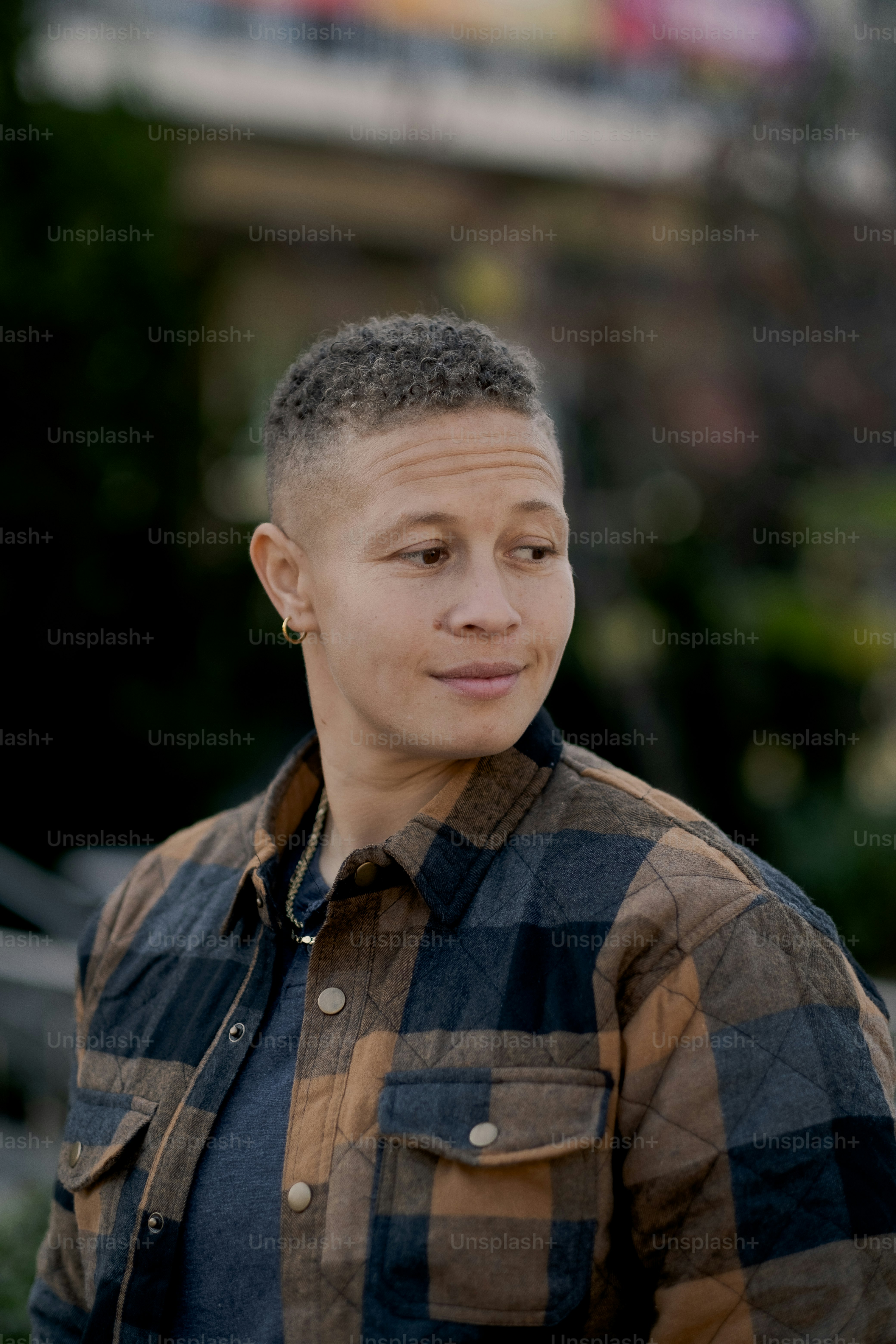 Ein Mann in Lederjacke