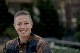 um homem sorrindo para a câmera