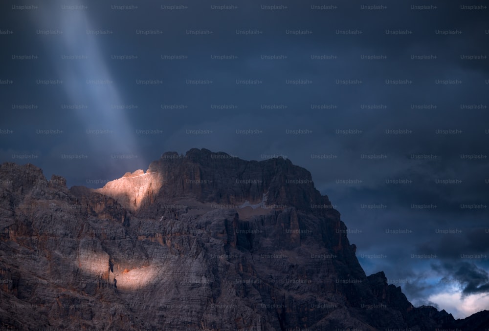 uma montanha com uma luz brilhando sobre ela