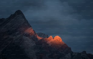Ein Berg mit bewölktem Himmel